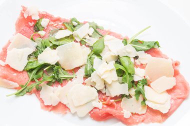 Dana carpaccio parmesan, roket ve balsamik sirke