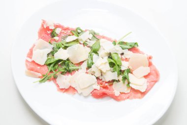 Dana carpaccio parmesan, roket ve balsamik sirke