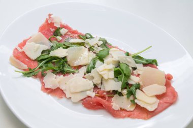Dana carpaccio parmesan, roket ve balsamik sirke