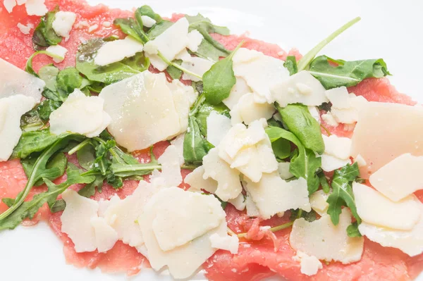 Carpaccio Ternera Con Parmesano Cohete Vinagre Balsámico —  Fotos de Stock