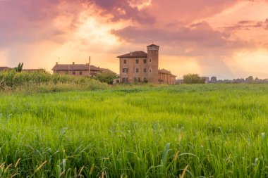 gün batımında kırsal çiftlik evi