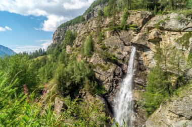 şelale kayaların arasındaki dağlarda