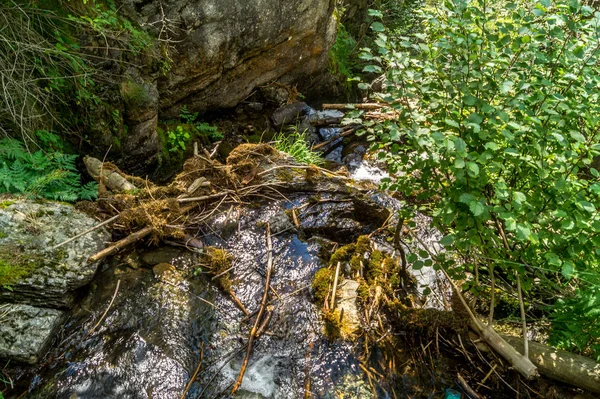 岩の間の山の滝 — ストック写真