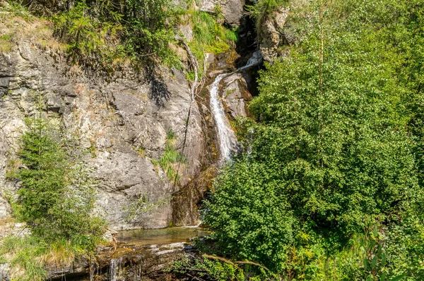 Vodopád Pohoří Mezi Skalami — Stock fotografie