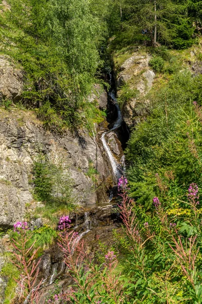 岩の間の山の滝 — ストック写真