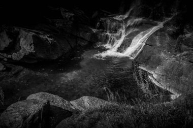 şelale kayaların arasındaki dağlarda