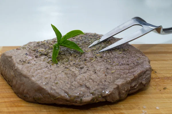 Filete Carne Cruda Tabla Cortar Con Tomates Cherry Hoja Albahaca — Foto de Stock