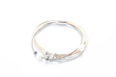 beyaz arkaplanda izole edilmiş bilezik