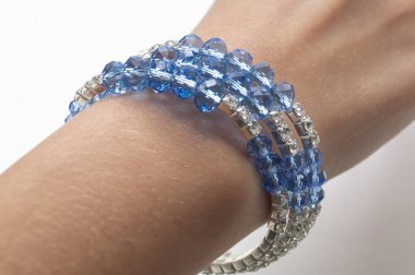 kadının kolunu bilezik ile