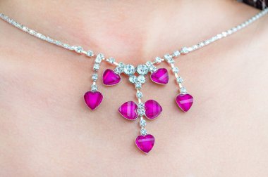 Kolye boyun kadınlar için