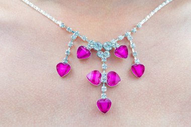 Kolye boyun kadınlar için