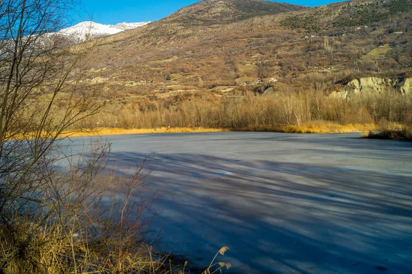 Kışın Donmuş Göl — Stok fotoğraf