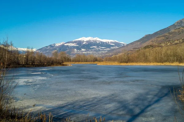 冬の凍った湖 — ストック写真