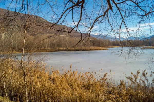 Zimą Zamarznięte Jezioro — Zdjęcie stockowe