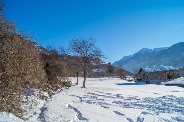 Güneşli Bir Günde Kar Ile Kışın Dağ Panorama — Stok fotoğraf