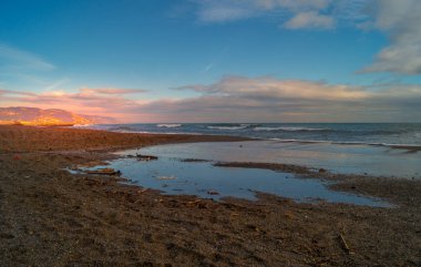 Kışın donmuş gün sahilde günbatımı