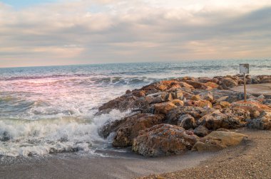 Kışın donmuş gün sahilde günbatımı