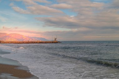 Kışın donmuş gün sahilde günbatımı