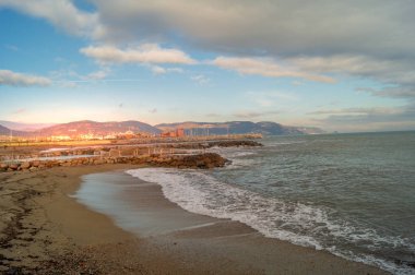 Kışın donmuş gün sahilde günbatımı