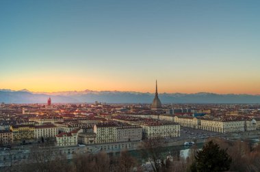 Turin panoraması ile mole antonelliana günbatımı sırasında