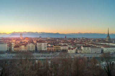 Turin panoraması ile mole antonelliana günbatımı sırasında