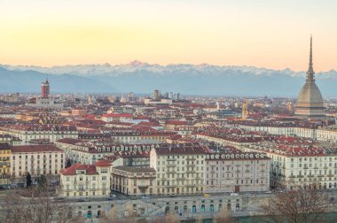 Turin panoraması ile mole antonelliana günbatımı sırasında