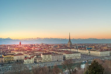 Turin panoraması ile mole antonelliana günbatımı sırasında