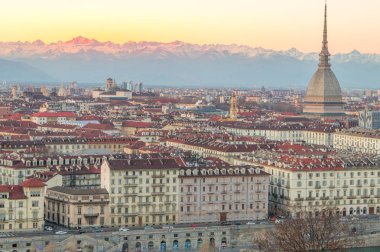Turin panoraması ile mole antonelliana günbatımı sırasında