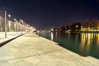 Köprü Vittorio Emanuele Turin geceleri üzerinde