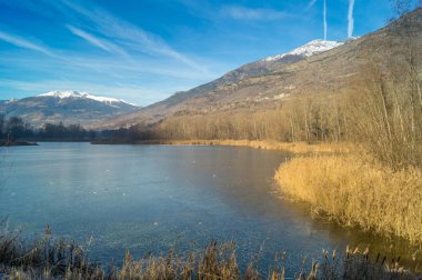 Kış günü ön planda dağda ile göl