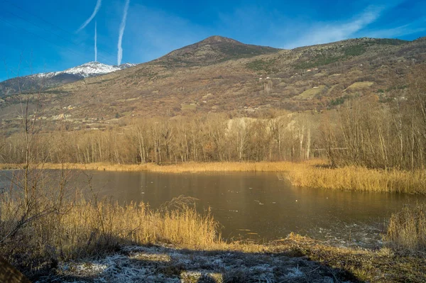 Kış Günü Planda Dağda Ile Göl — Stok fotoğraf