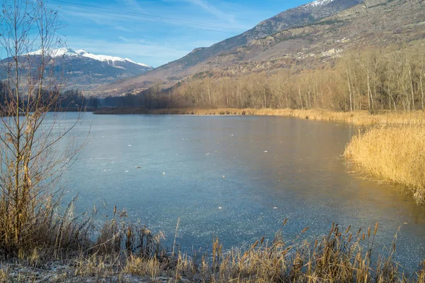Jezioro Góry Pierwszym Planie Zimowy Dzień — Zdjęcie stockowe