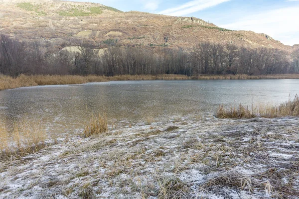 冬の日の青い空と湖 — ストック写真