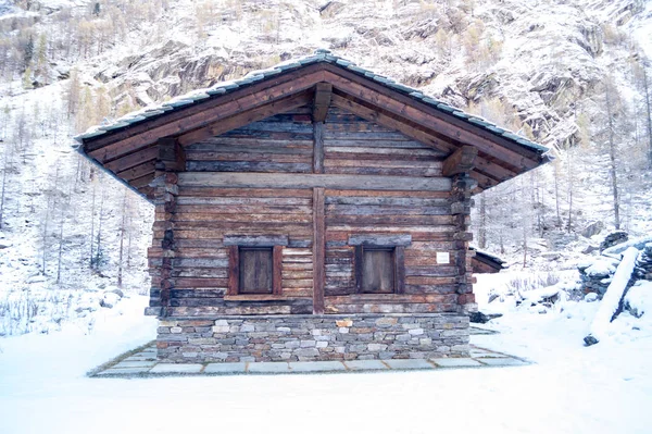 Горный Дом Снегу — стоковое фото