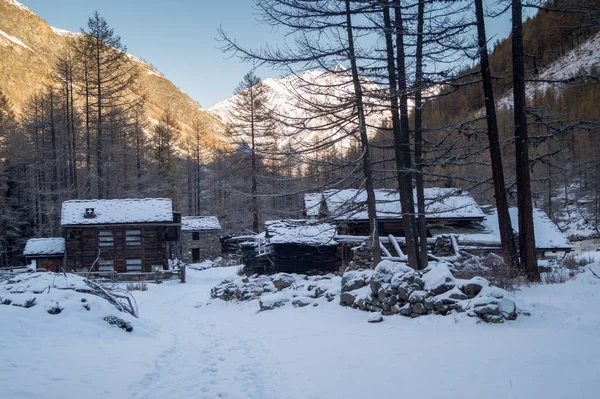 雪の中で山の家 — ストック写真