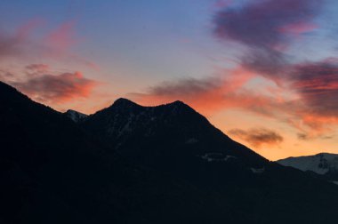 Derma gökyüzü ile dağ günbatımı
