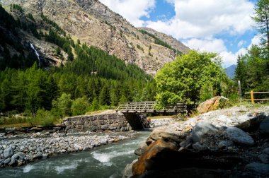 Yaz güneşli bir günde dağ Panorama