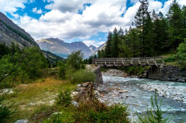 Yaz güneşli bir günde dağ Panorama