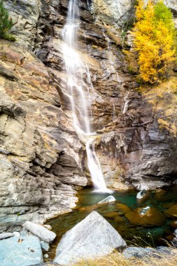 Şelale üzerinde Lillaz, İtalya