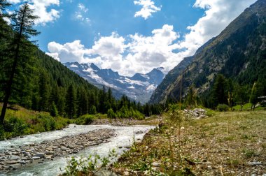 Yaz güneşli bir günde dağ Panorama