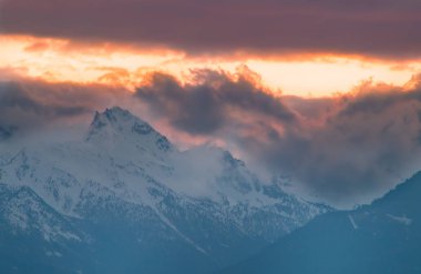Gün batımında, dağ Derma gökyüzü ve bulutlar ile Panorama