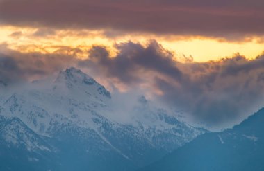 Gün batımında, dağ Derma gökyüzü ve bulutlar ile Panorama