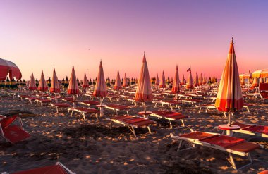 Sahilde gün batımı