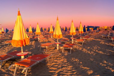 Sahilde gün batımı