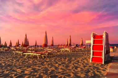 Sahilde gün batımı