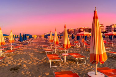 Sahilde gün batımı