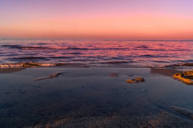 Sahilde gün batımı