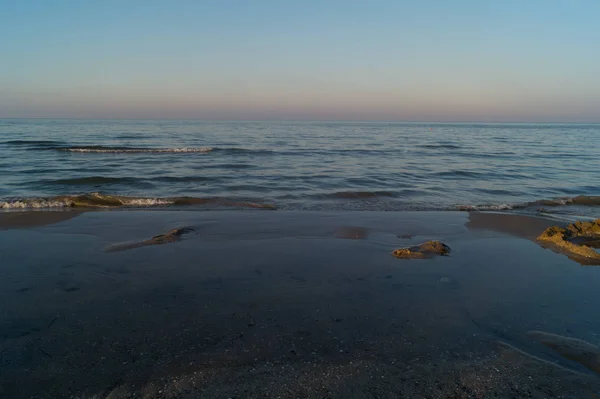 青の時間でビーチ — ストック写真