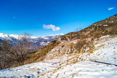 Dağ kar biraz bahar Panoraması