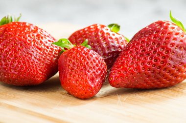 çilek closeup, Doğrama Kurulu üzerinde çilek